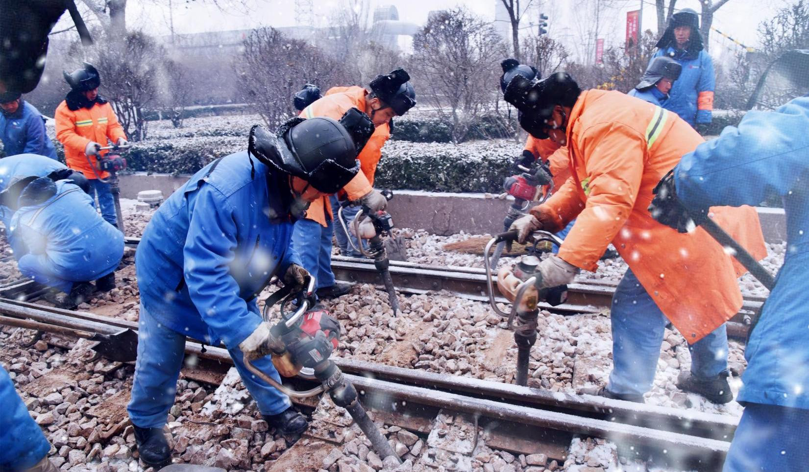 鐵建迎風踏雪檢修忙 鐵建迎風踏雪檢修忙